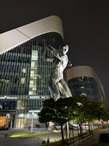 Giant Polygonal Golfer.png